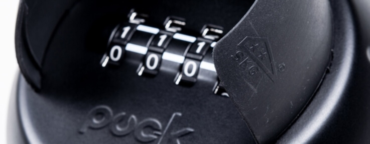PUCK Zahlenschloss mit Sicherheitszertifizierung für den effektiven Schutz Nahaufnahme eines PUCK Zahlenschlosses mit sichtbarer Zahlenkombination und Sicherheitskennzeichnung