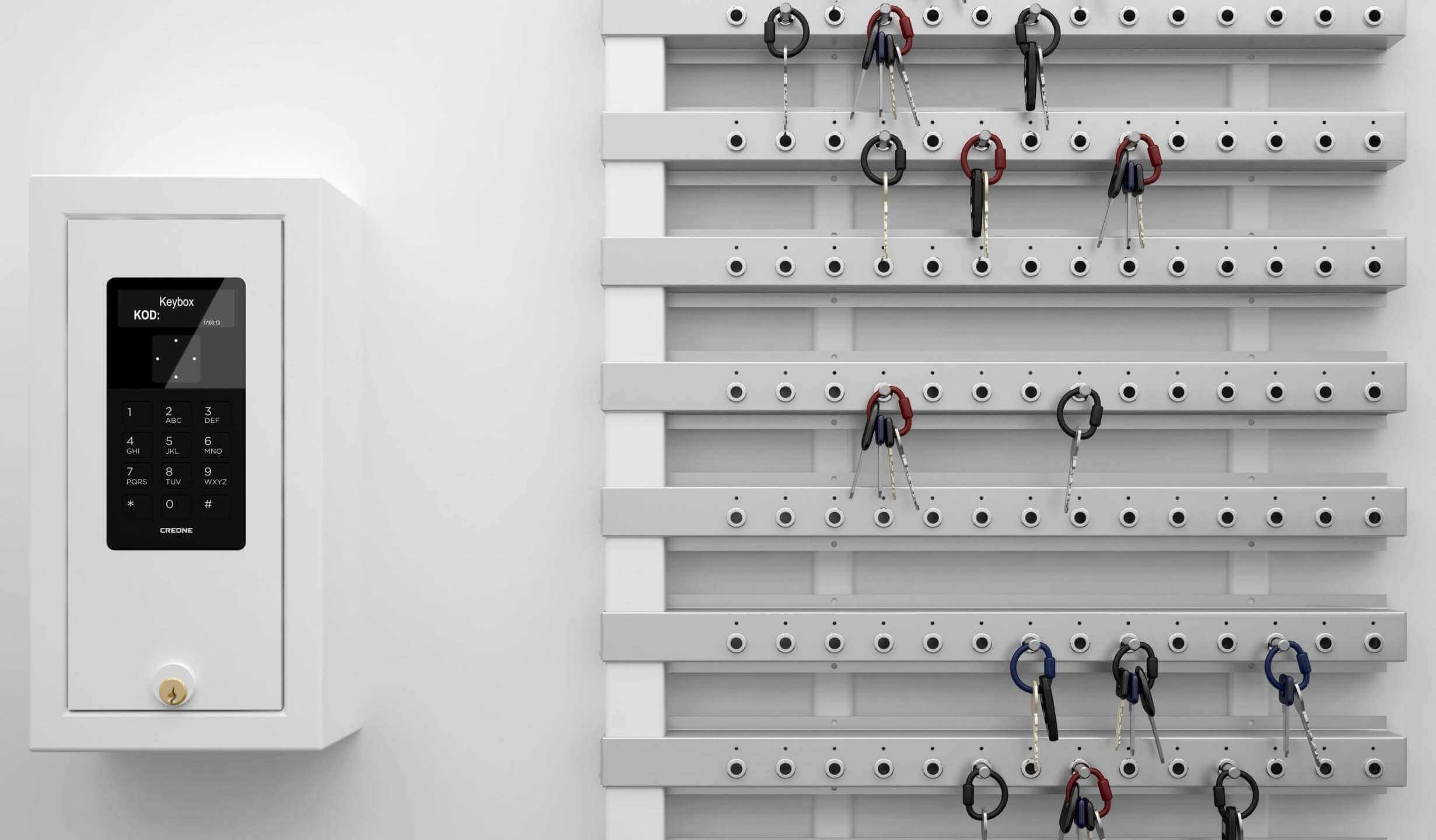 Elektronischer Schlüsselkasten mit PIN-Pad und Schlüsselverwaltungssystem an einer Wand Moderner weißer Schlüsselkasten mit digitalem Zahlenschloss und daneben ein Schlüsselbrett mit mehreren eingehängten Schlüsseln